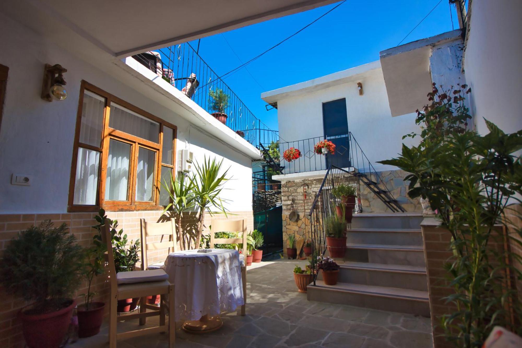Guest House Denis Gjirokastër Exterior foto
